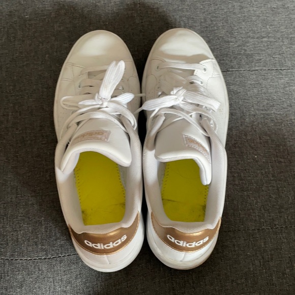 White and Gold Adidas size 9.5 - Picture 1 of 4